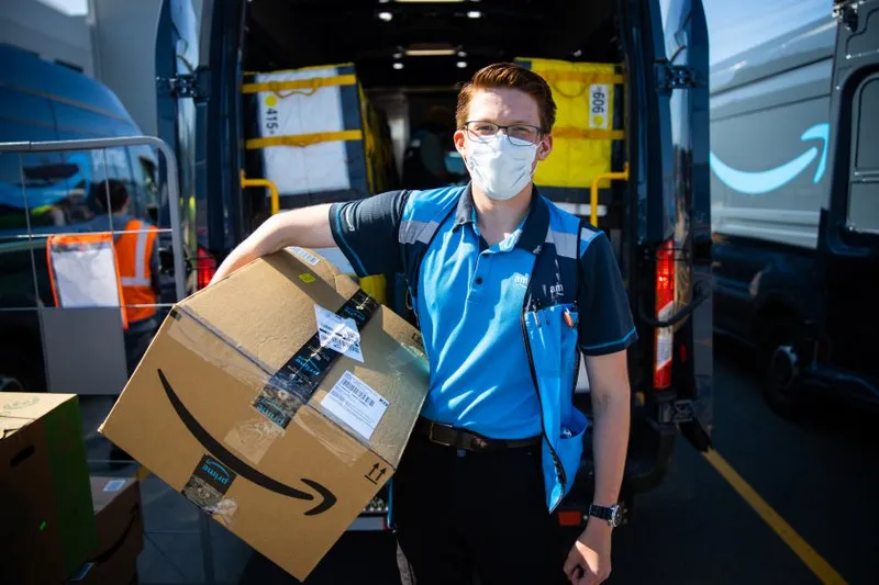 AMZNAmazonDeliverydriverwithpackage3_4c7b7a94daa7b8842c92fca1870f8dab_800